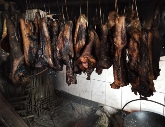 ?臘肉要掛在通風的地方嗎?曬臘肉滴油是還沒干嗎