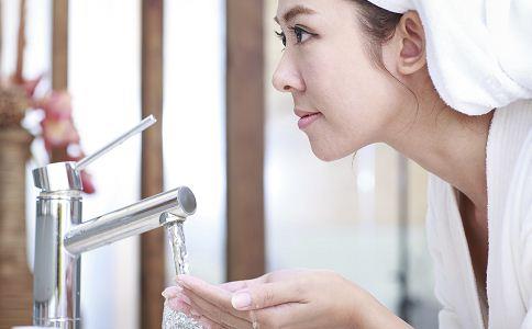 冷水洗臉好嗎?秋冬冷水洗臉易致皮膚病