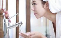 冷水洗臉好嗎？秋冬冷水洗臉易致皮膚病