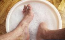 4個泡腳妙招 解決男人腳臭問題