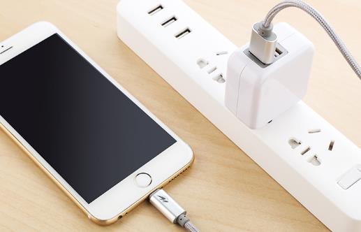 手機的充電誤區 邊充邊玩傷手機也傷身體