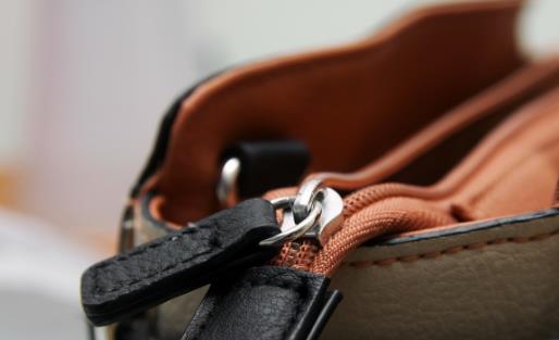 皮革包不耐用是你沒(méi)有保養(yǎng)好 包包油脂不足干燥易損