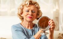 老人照鏡子能發現疾病兆頭 老人照鏡子好處多多