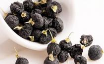 黑枸杞泡水喝大便會(huì)變黑嗎 女人吃黑枸杞好還是紅枸杞子好